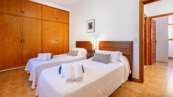 4 dormitorios, tabla de planchar con plancha, wifi gratis y ropa de cama