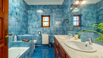 Badewanne, Haartrockner, Handtücher