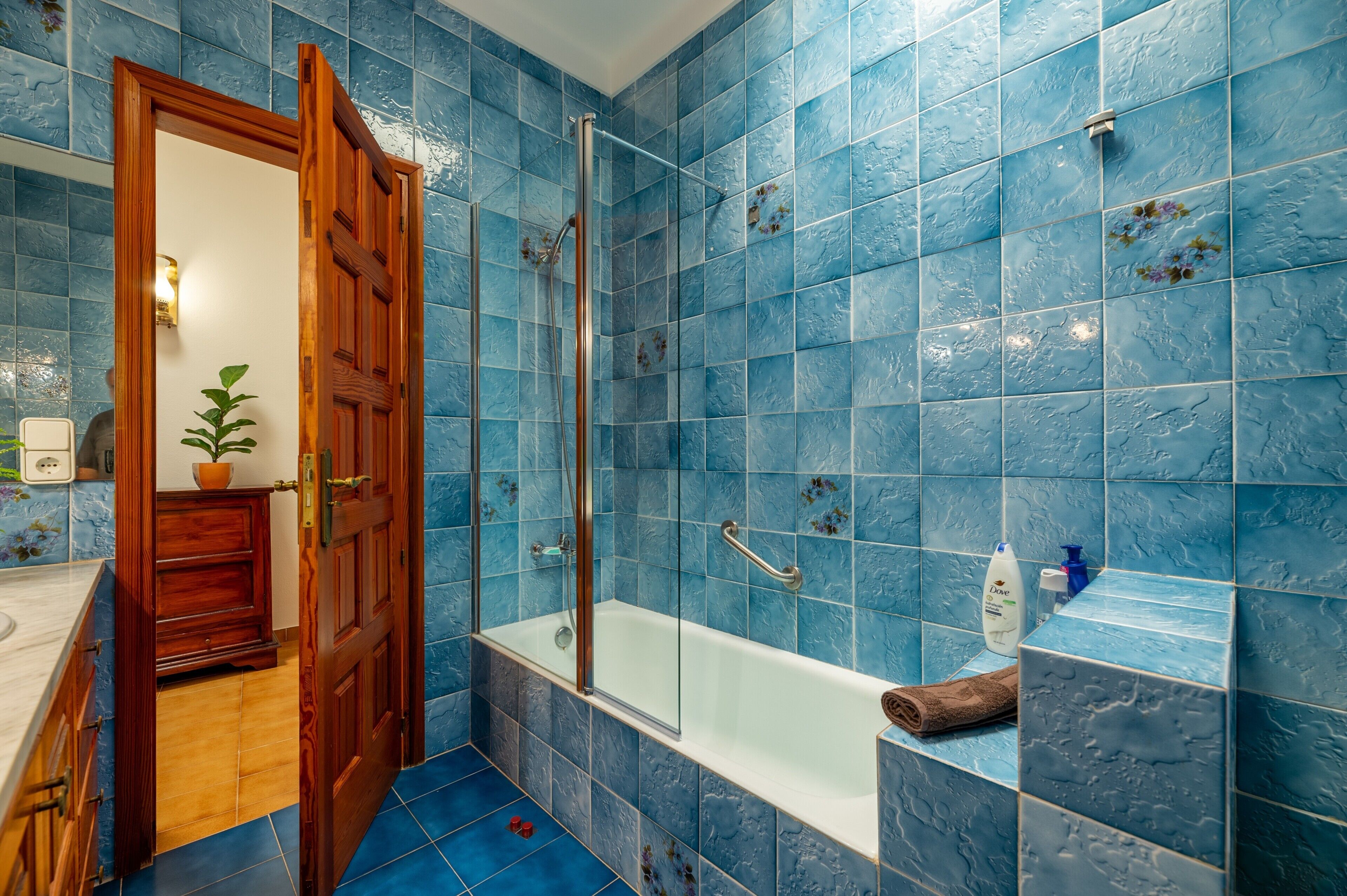 Badewanne, Haartrockner, Handtücher