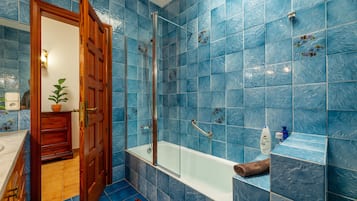 Badewanne, Haartrockner, Handtücher