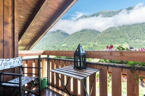 Outdoor dining - Apartment 'Casa Facco' with Mountain View, Private Garden and Wi-Fi (Bocenago)