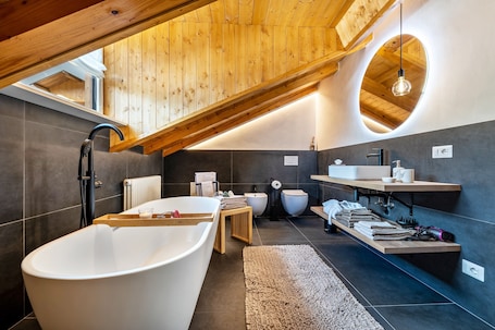 Bathtub, hair dryer, towels. Apartment 'Casa Facco' with Mountain View, Private Garden and Wi-Fi