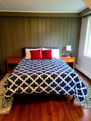 4 bedrooms, desk, iron/ironing board, free WiFi - Spacious Family Friendly House, Close To Trails and Mackinac Island Ferries! (Moran)