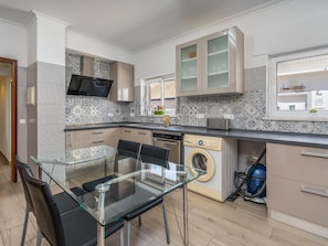 Réfrigérateur, micro-ondes, four, lave-vaisselle