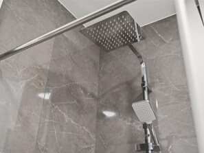 Shower, hair dryer, towels - Cozy house in the center of Lagos (Lagos)