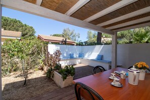 Outdoor dining - Carlotta Beach House with Garden and Wi-Fi (Valledoria Sassari)