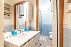 Shower, hair dryer, towels - Carlotta Beach House with Garden and Wi-Fi (Valledoria Sassari)