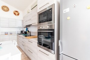 Kühlschrank, Mikrowelle, Ofen, Herdplatte