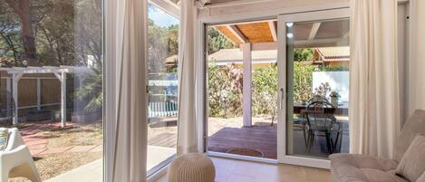 Télévision, lecteur de DVD, chaîne hi-fi