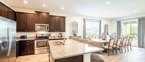 Réfrigérateur, four à micro-ondes, un four, surface de cuisson