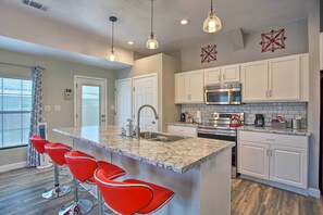 Geladeira, micro-ondas, cooktop, lava-louças