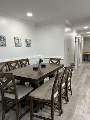 Dining - GOTL Strip Suite #3- Sunset Vacation Rentals (Geneva)