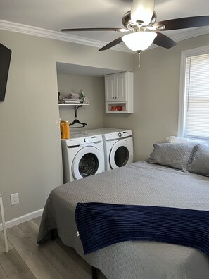 5 bedrooms, desk, iron/ironing board, travel crib - GOTL Strip Suite #3- Sunset Vacation Rentals (Geneva)