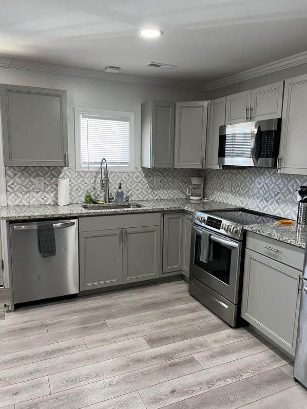 Fridge, microwave, oven, stovetop - GOTL Strip Suite #3- Sunset Vacation Rentals (Geneva)