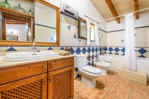 Bathtub, hair dryer, towels - Vacation Home Sa Sort with Mountain View, Pool, Terrace & Barbecue (Inca)