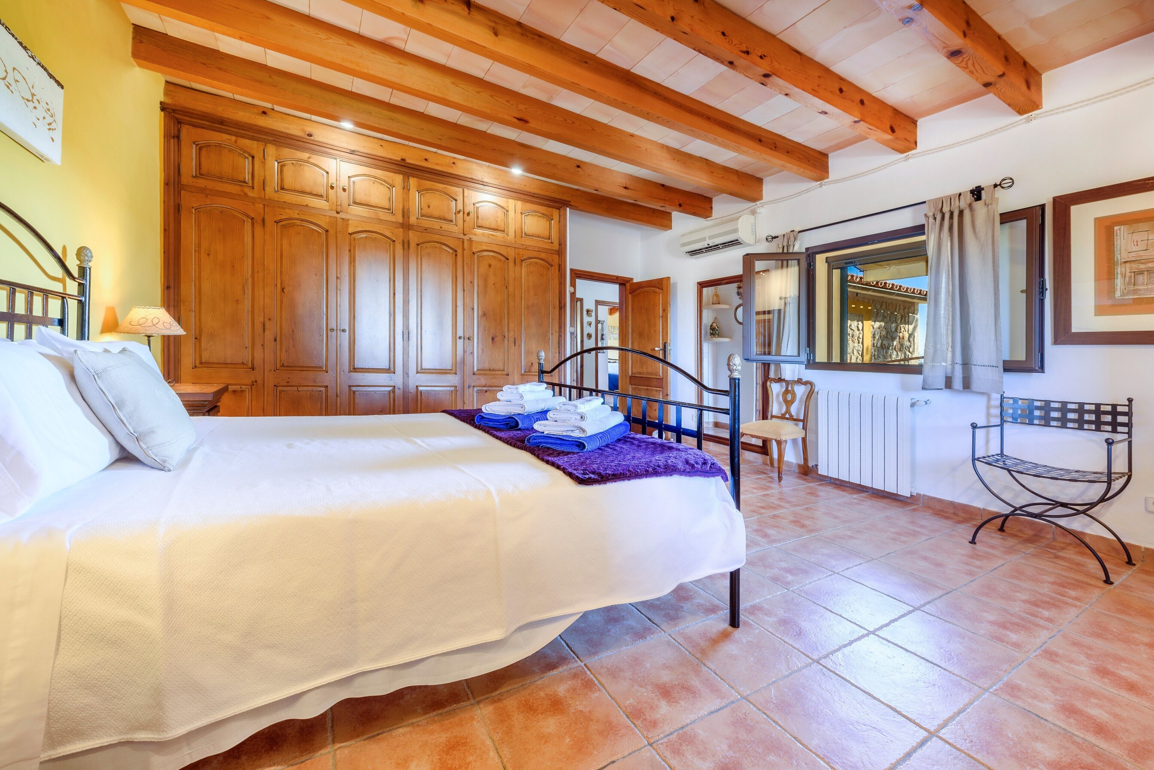 4 bedrooms, iron/ironing board, free WiFi, bed sheets