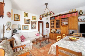 Una televisión, una chimenea