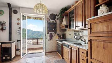 Frigorifero, microonde, forno, piano cottura