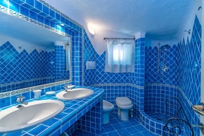 Douche, sĂšche-cheveux, serviettes fournies