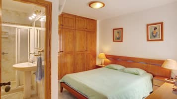 3 dormitorios, tabla de planchar con plancha, wifi gratis y ropa de cama