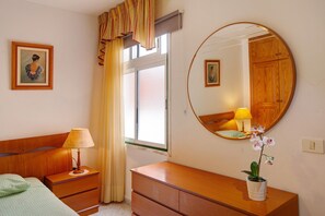 3 makuuhuonetta, silitysrauta/-lauta, ilmainen Wi-Fi, vuodevaatteet