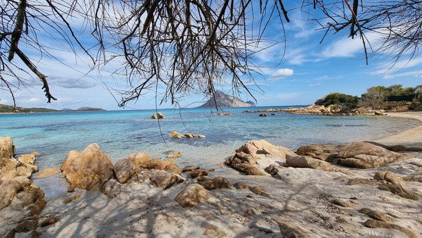 A rocky beach with clear water and a mountainous backdrop. - Villa LUNA ROSSA with Sea View, Pool, A/C, Wi-Fi, Garden, Terrace & Balcony (san teodoro)