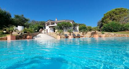 Villa LUNA ROSSA avec vue sur la mer, piscine, climatisation, Wi-Fi, jardin, terrasse et balcon.