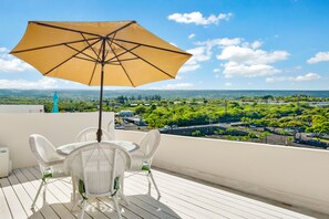 Outdoor dining - 🌴Kona Alii #710 Wonderful top floor penthouse in the heart of Kona🌴 (Kailua Kona)