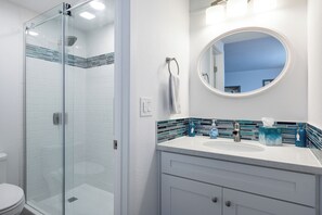 Combined shower/bathtub, hair dryer, towels - 🌴Kona Alii #710 Wonderful top floor penthouse in the heart of Kona🌴 (Kailua Kona)
