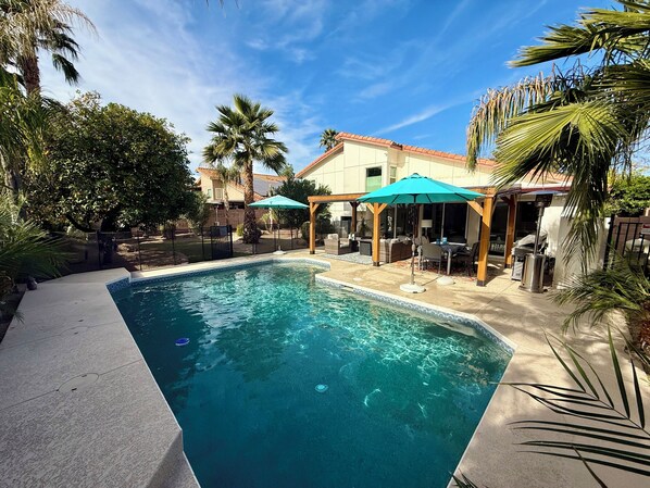 Una piscina al aire libre, una piscina climatizada