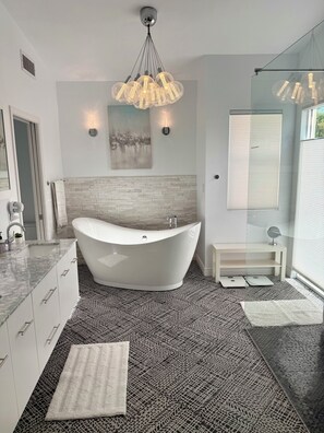 Ducha y bañera combinadas, secador de pelo, toallas y jabón