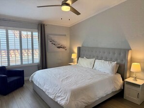 4 dormitorios, escritorio, tabla de planchar con plancha y cuna de viaje