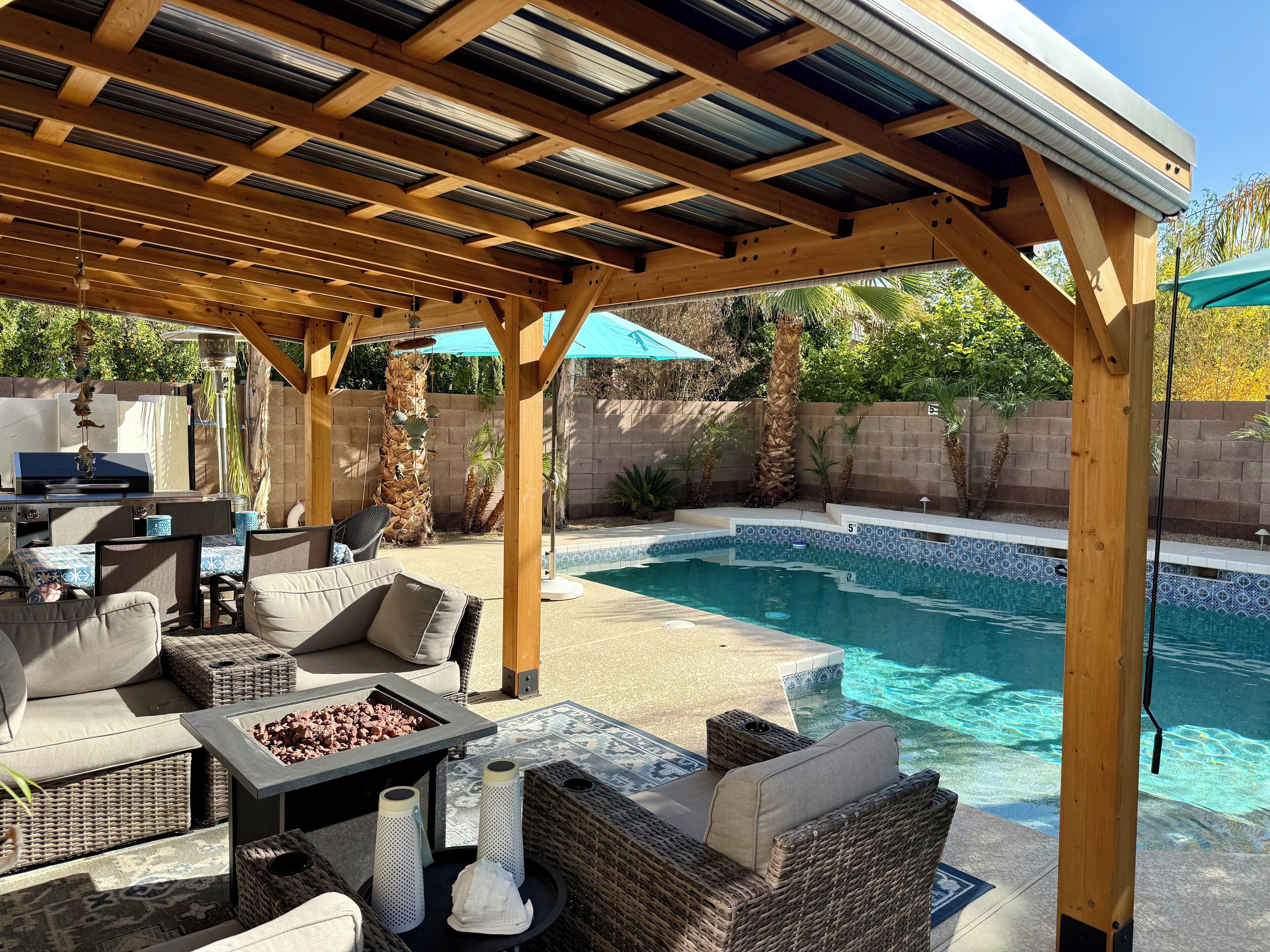 Utendørsbasseng og et oppvarmet basseng