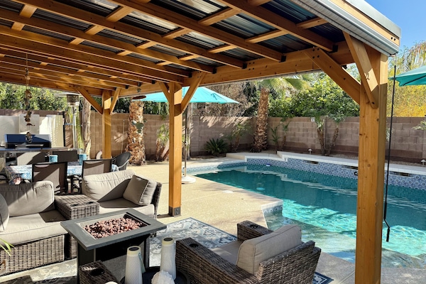 Utendørsbasseng og et oppvarmet basseng