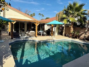 Una piscina al aire libre, una piscina climatizada