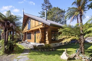 Exterior - Moose's Log Cabin, Shanty and Shack (Waihi)