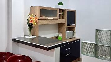 Kühlschrank, Mikrowelle, Ofen, Wasserkocher mit Kaffee-/Teezubehör