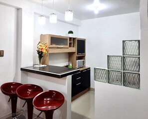 Frigorífico, microondas, horno y cafetera o tetera