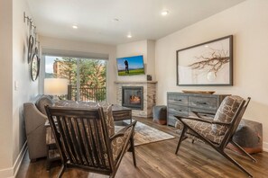 Smart TV, chimenea y reproductor de DVD