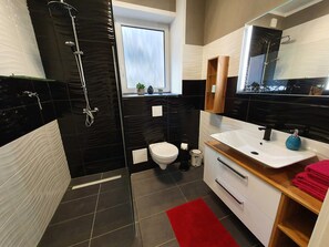 Suihku, hiustenkuivaaja, pyyhkeet, saippua