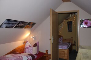 2 habitaciones, cuna de viaje y ropa de cama 