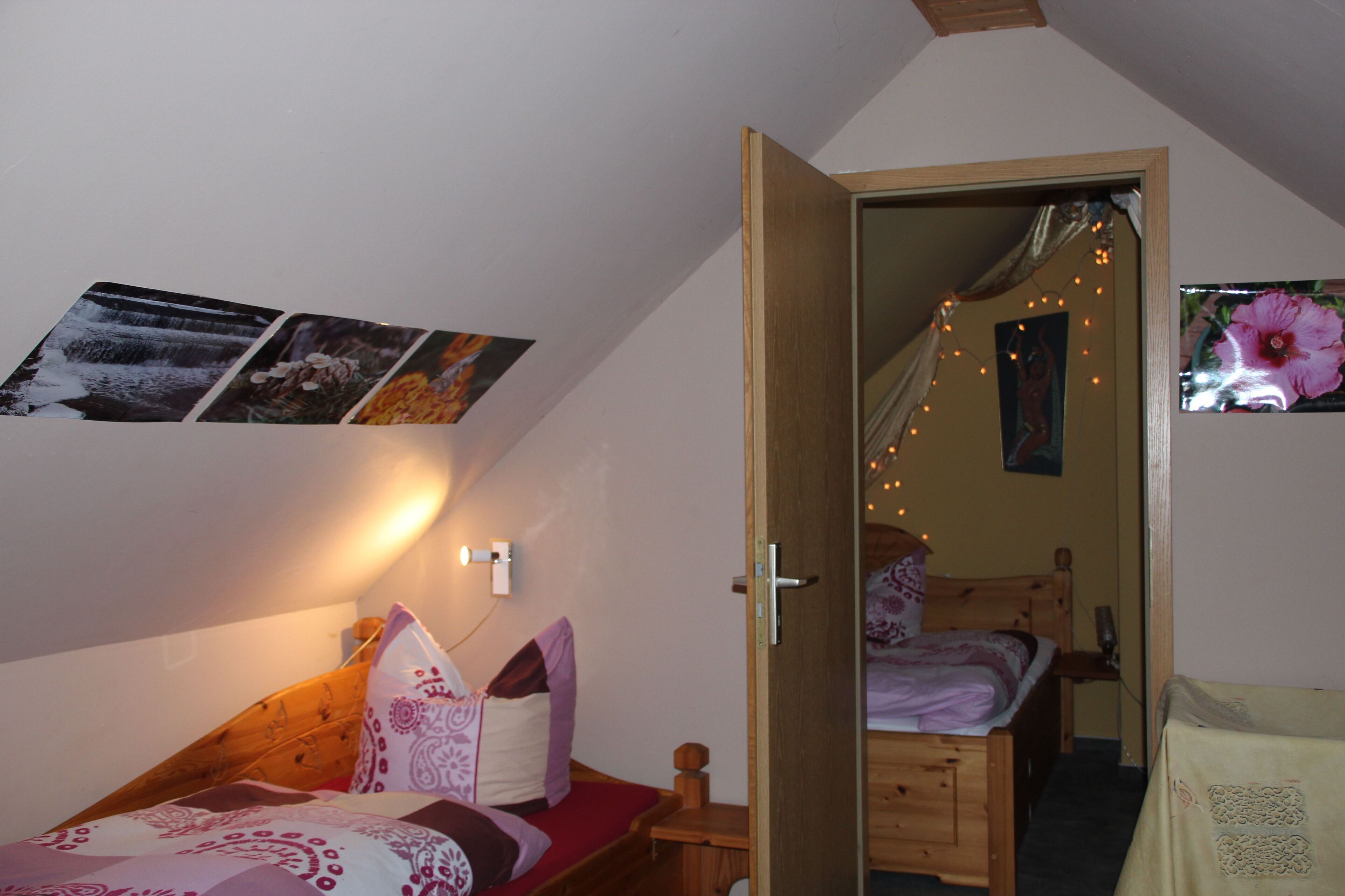 2 多间卧室、旅行婴儿床、床单