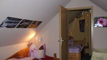 2 多间卧室、旅行婴儿床、床单