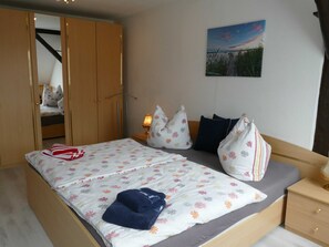 3 bedrooms, desk, WiFi, bed sheets