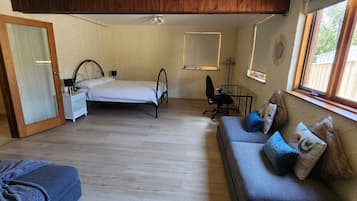 3 bedrooms, desk, iron/ironing board, free WiFi