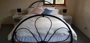 3 habitaciones, escritorio, tabla de planchar con plancha y wifi gratis