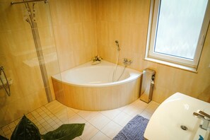 Douche, sèche-cheveux, serviettes fournies, savon