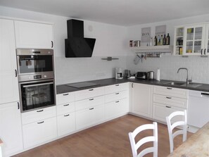 Micro-ondes, four, lave-vaisselle, bouilloire électrique