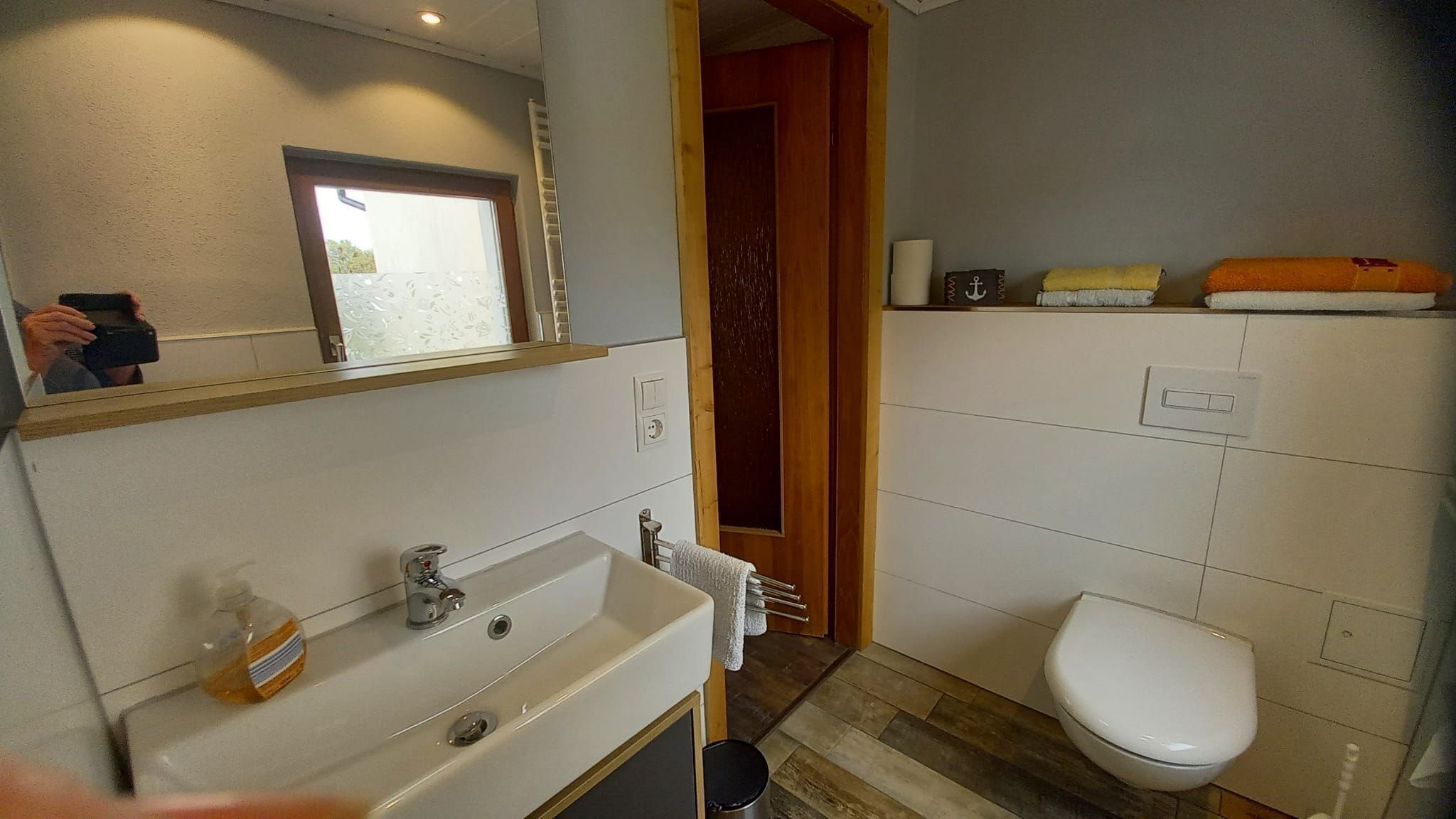 Douche, serviettes fournies, papier toilette