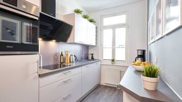 Kühlschrank, Ofen, Geschirrspüler, Wasserkocher mit Kaffee-/Teezubehör